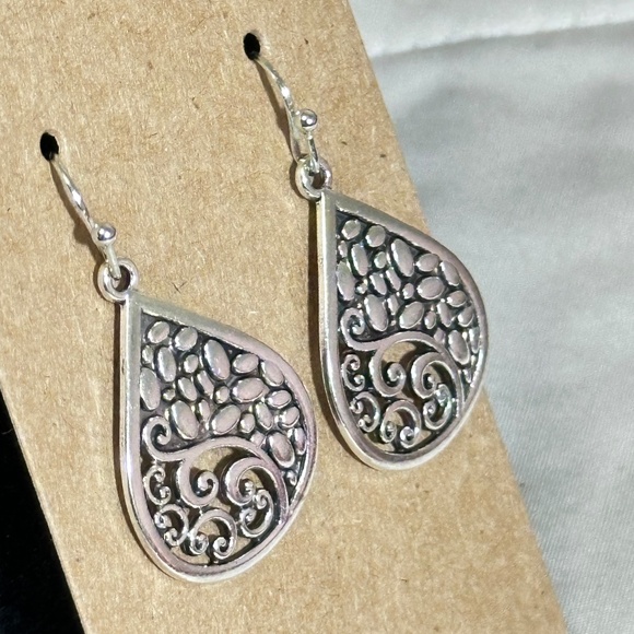 2/$20 Silver tone water droplet 1/2 filigree & 1/2 pebbled hook earrings NWOT - Picture 8 of 11